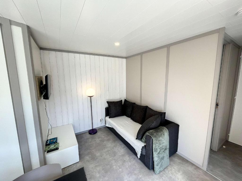Posedenie v ubytovaní Chalet 4 pers avec piscine chauffée, terrasse privative, à 2 pas de la plage et commerces - FR-1-361-467