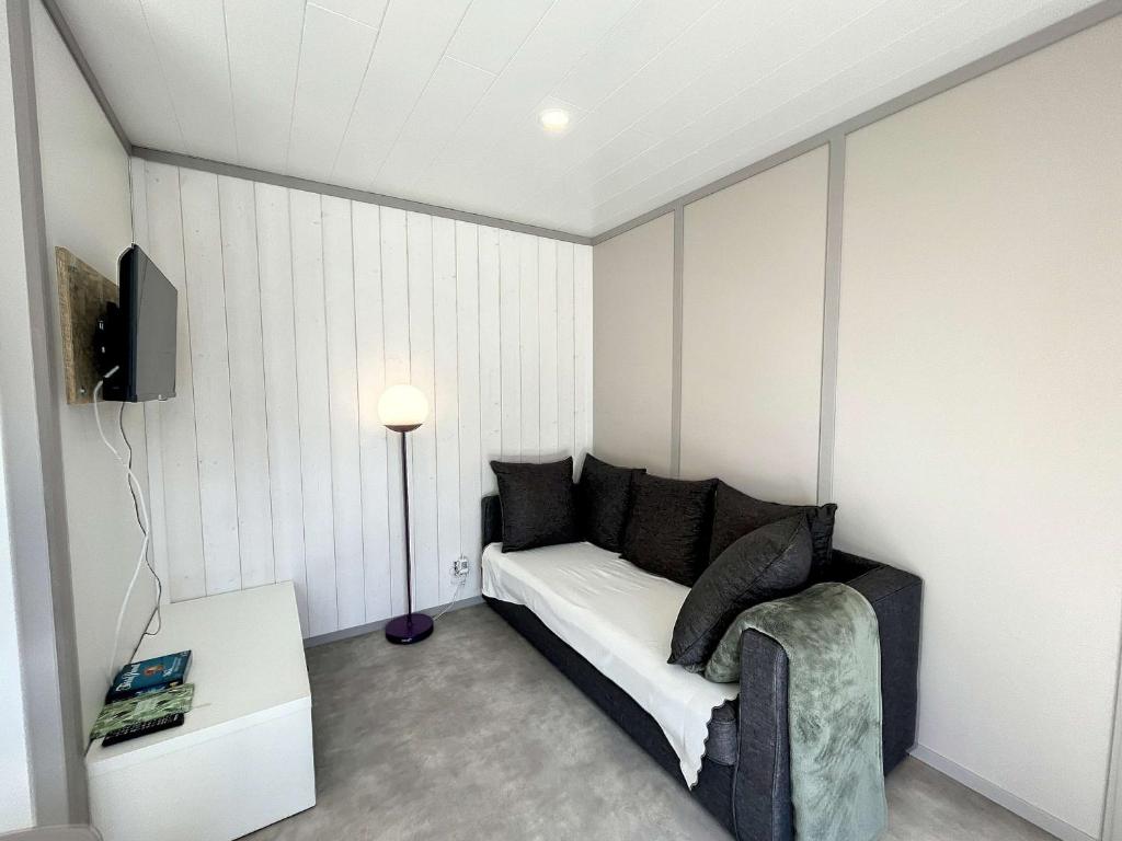 Televízia a/alebo spoločenská miestnosť v ubytovaní Chalet 4 pers avec piscine chauffée, terrasse privative, à 2 pas de la plage et commerces - FR-1-361-467