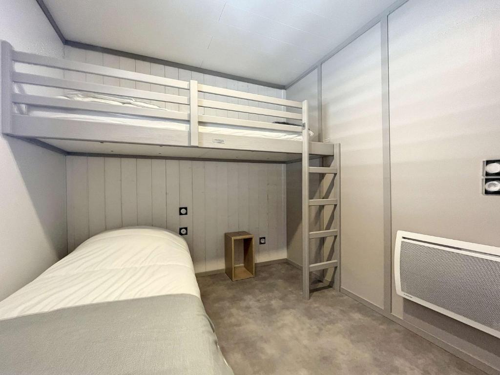 Posteľ alebo postele v izbe v ubytovaní Chalet 4 pers avec piscine chauffée, terrasse privative, à 2 pas de la plage et commerces - FR-1-361-467