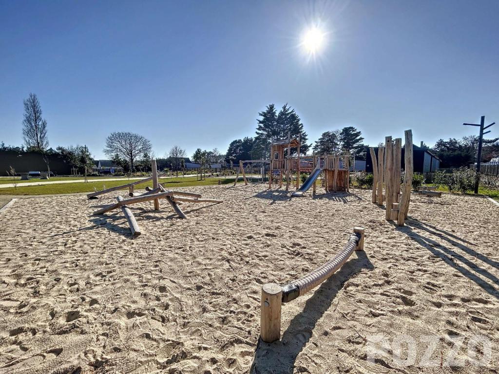 Detský kútik v ubytovaní Chalet 4 pers avec piscine chauffée, terrasse privative, à 2 pas de la plage et commerces - FR-1-361-467