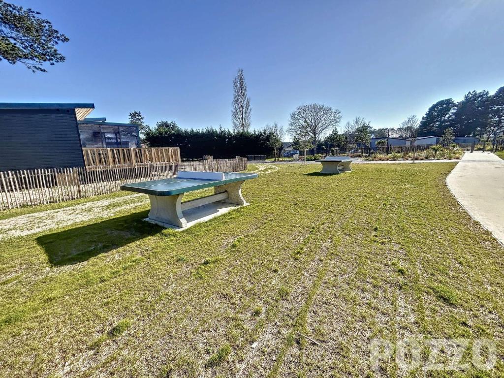 Fotografia z galérie ubytovania Chalet 4 pers avec piscine chauffée, terrasse privative, à 2 pas de la plage et commerces - FR-1-361-467 v destinácii Jullouville-les-Pins