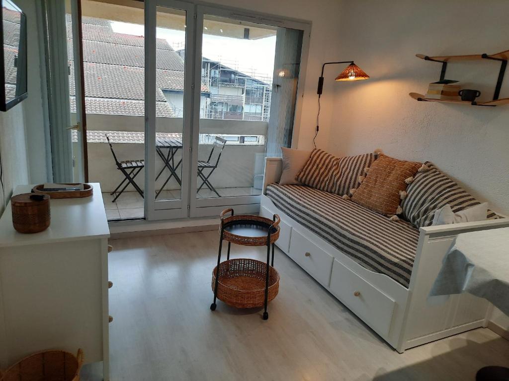 um quarto com uma cama e uma janela com uma varanda em Appartement Seignosse, 1 pièce, 2 personnes - FR-1-239-871 em Seignosse