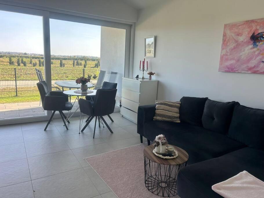 Una sala de estar con un sofá azul y una mesa. en Wohnung mit Garten Nähe Legoland, en Leipheim