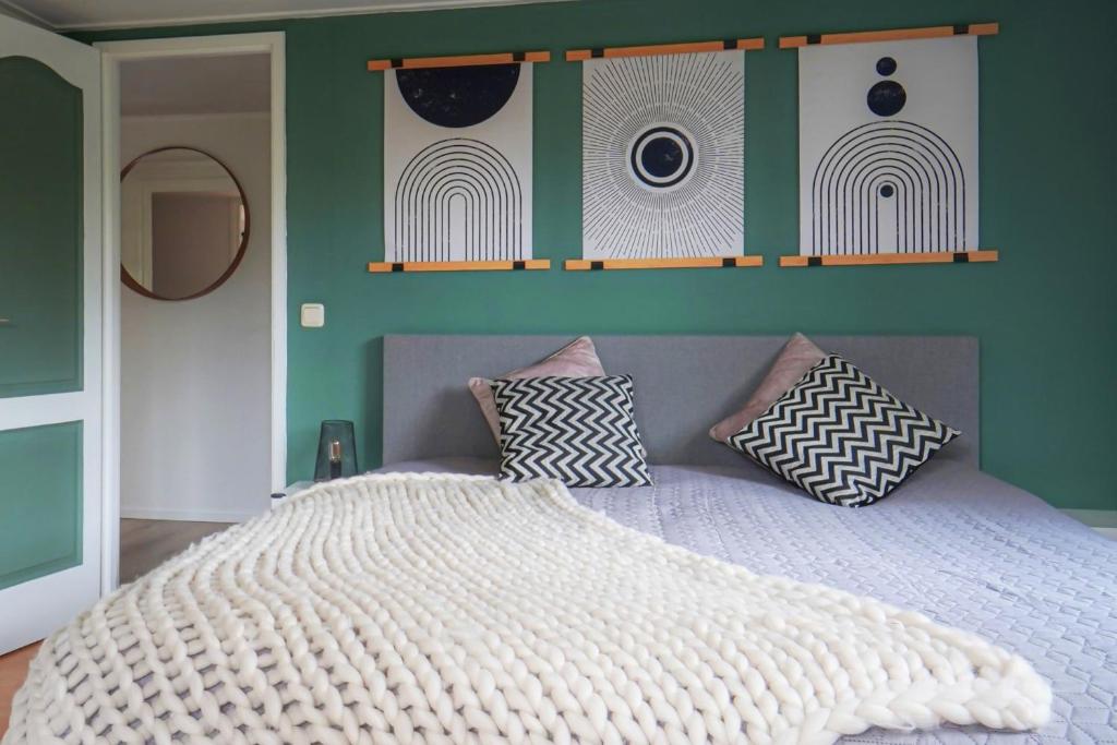 Postel nebo postele na pokoji v ubytování Better together - luxe chalet met houtkachel
