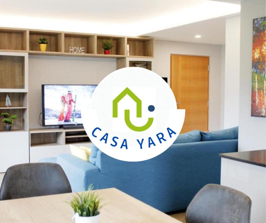 sala de estar con sofá azul y TV en CASA YARA - Dolomiti Affitti en Cavalese