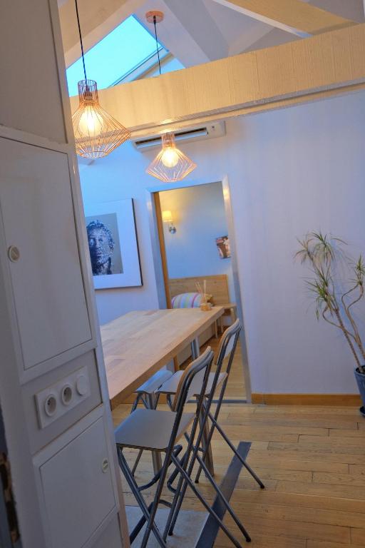 une cuisine et une salle à manger avec une table et des chaises dans l'établissement Isabelli Appartement plein centre avec place de parking, à Aix-en-Provence