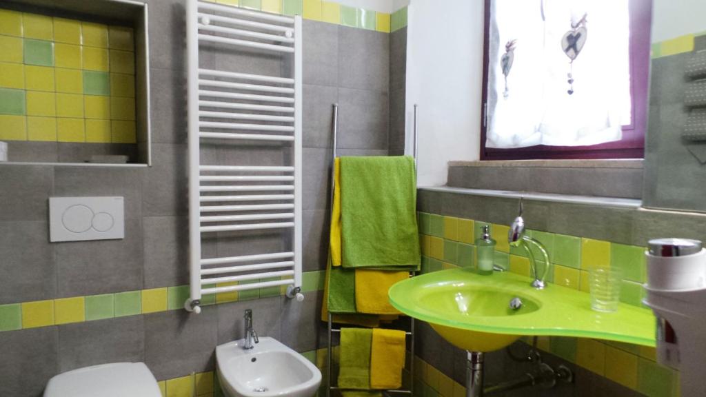 ガヴィラーテにあるLe Tre Artiのバスルーム(緑のシンク、トイレ付)