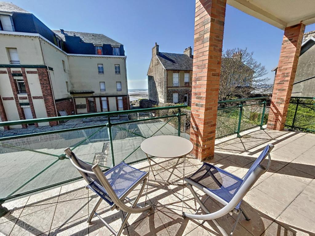 un patio con 2 sedie e un tavolo sul balcone di Appartement Saint-Pair-sur-Mer, 3 pièces, 4 personnes - FR-1-361-506 a Saint-Pair-sur-Mer