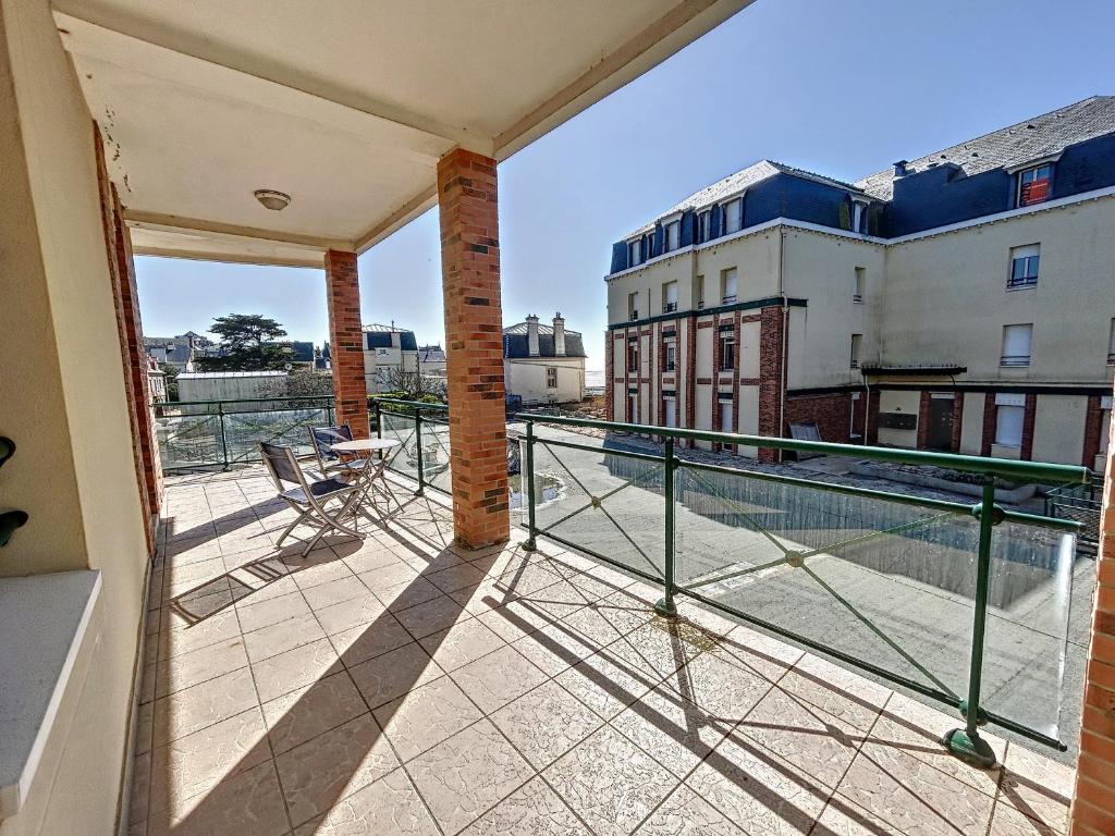 a balcony with a view of a building at Appartement Saint-Pair-sur-Mer, 3 pièces, 4 personnes - FR-1-361-506 in Saint-Pair-sur-Mer