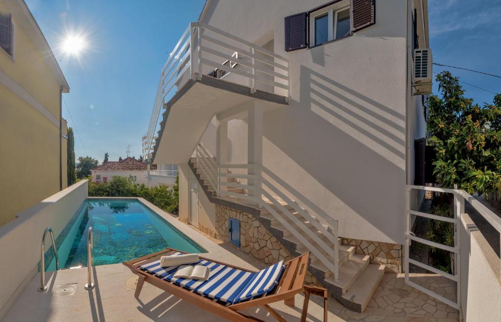 Bazén v ubytování Jacuzzi nebo v jeho okolí