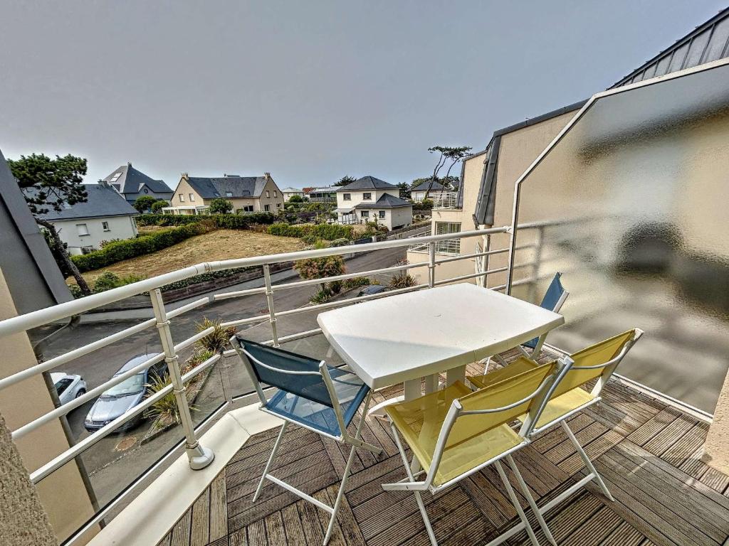 En balkong eller terrass på Appartement Jullouville, 3 pièces, 4 personnes - FR-1-361-509
