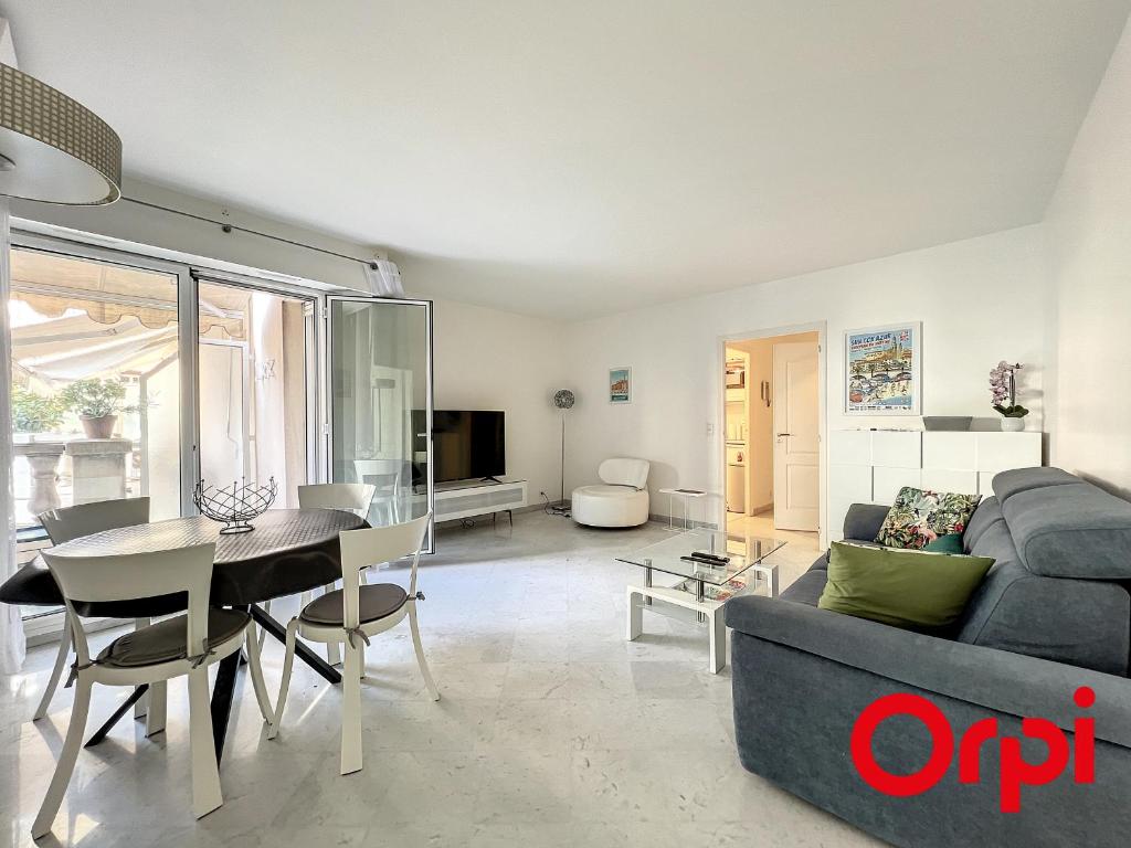 un salon avec un canapé et une table dans l'établissement Appartement Central proche Plages avec Piscine, Sauna, Parking et Climatisation - FR-1-647-23, à Menton