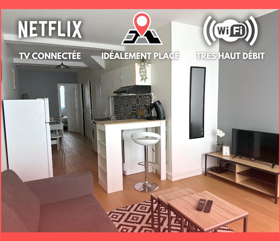 un soggiorno con TV e bancone TV di ღ Hubble • Au cœur de Saintes, Spacieux & Wifi a Saintes