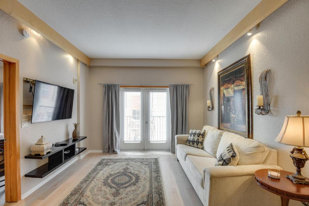 PetFriendly Palm Coast Condo about 2 Mi to Beaches!, Palm Coast