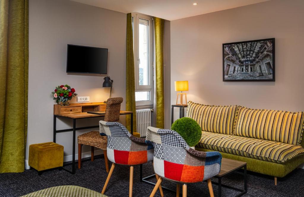 TV a/nebo společenská místnost v ubytování Le Nouvel Hôtel