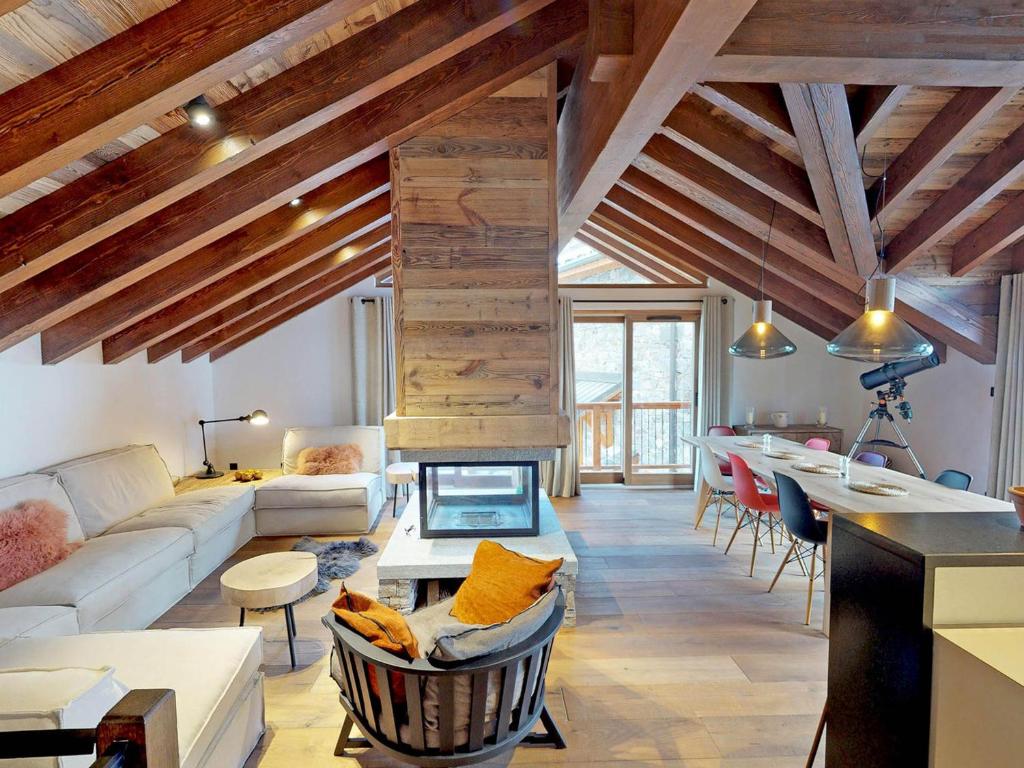 a living room with a couch and a table at Chalet de Luxe à Saint Martin de Belleville : Spa, Sauna, Proche Pistes et Commerces - FR-1-452-199 in Saint-Martin-de-Belleville