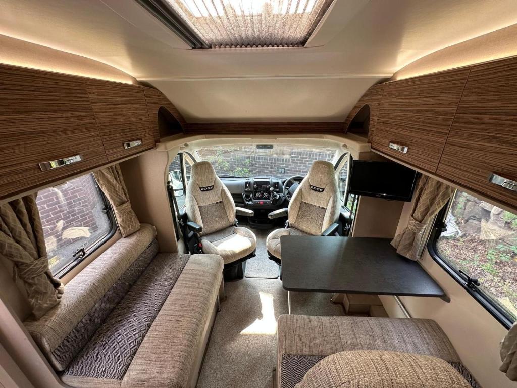 una vista del interior de una caravana con una mesa en Swift Escape 646 Motorhome en Kirton