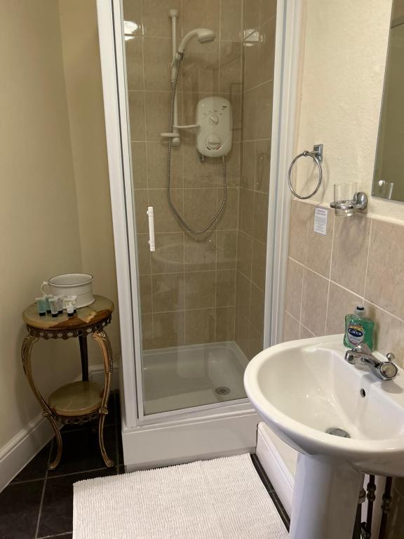 Lucy Cross Guest House - Deluxe Double Or Twin Room