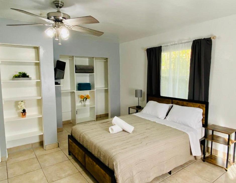 um quarto com uma cama grande e uma ventoinha de tecto em Hallandale Beach Motel with Free Parking and Full Kitchen ! em Hallandale Beach