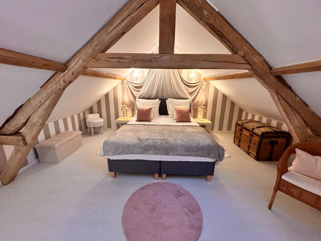 La Grange Aux Hirondelles - Chambre romantique, Woignarue (tarifs ...