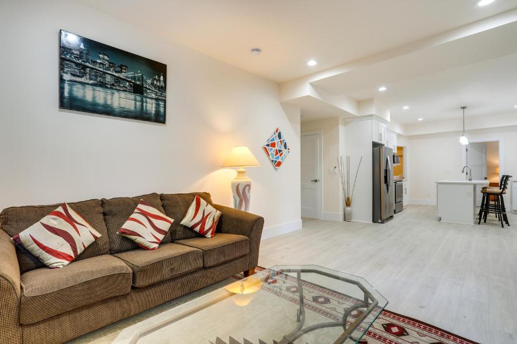 Posezení v ubytování Modern Bellevue Home 10 Mi to Downtown Seattle!