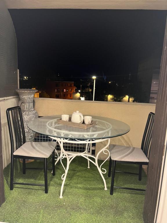 een tafel en stoelen op een balkon in de nacht bij CÔTÉ D’AZUR TOULON in Toulon