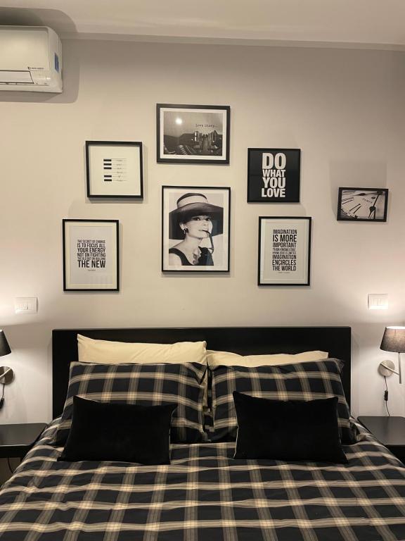 sypialnia z łóżkiem i zdjęciami na ścianie w obiekcie Casa Florian w Turynie