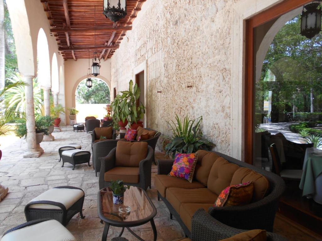 Posezení v ubytování Hacienda Chichen Resort and Yaxkin Spa