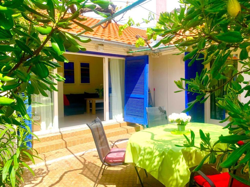 普纳特Apartment Art Adriatic的房屋前设有带桌椅的天井。