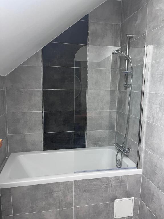 y baño con bañera y ducha. en Appartement Amiens-Camon, en Camon