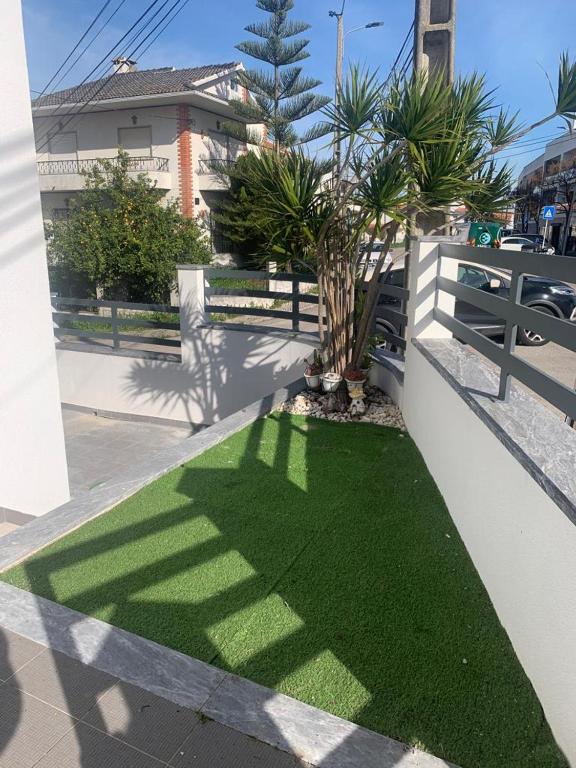 a patch of green grass on the side of a building at Casa da Silva in Corroios