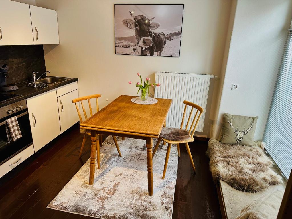 cocina con mesa de madera y 2 sillas en Wunderschöne Wohnung in Kempten - Stadtmitte, en Kempten