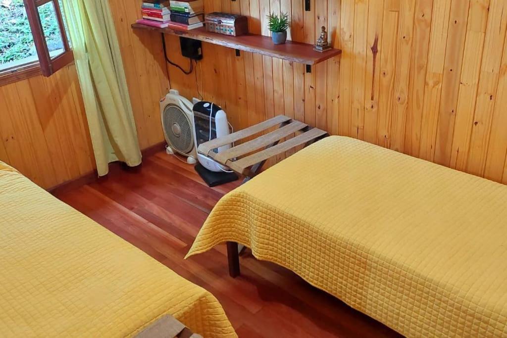 Habitación con 2 camas y TV. en Cabaña Guabiroba en Dos de Mayo