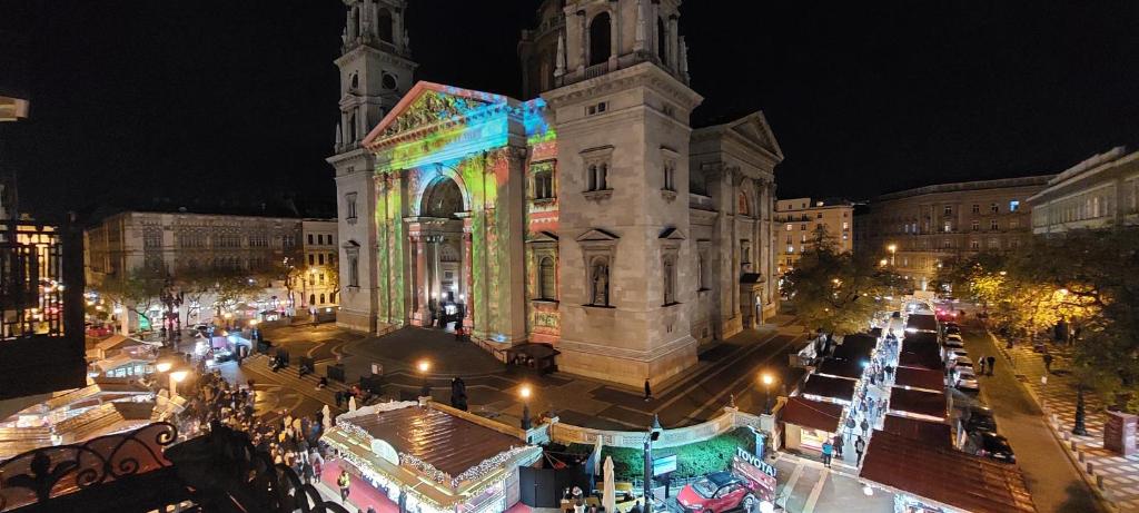 un grande edificio con luci natalizie in una città di notte di Pal's Hostel and Apartments a Budapest