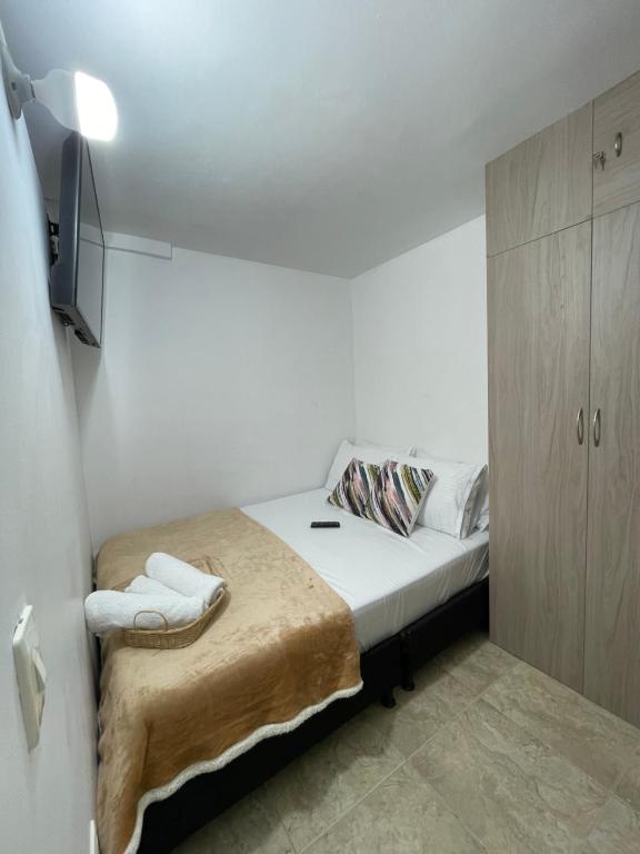 a small bedroom with a bed and a cabinet at Apartamento excepcional con excelente ubicación in Bello