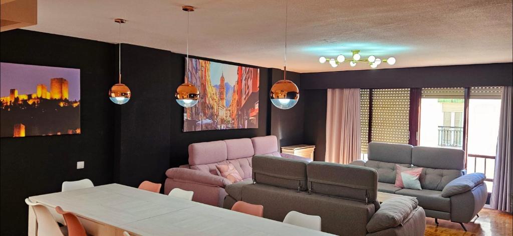 een woonkamer met een tafel en een bank bij Centro Catedral Carrera 27, 1 plaza de aparcamiento y NETFLIX gratis in Jaén