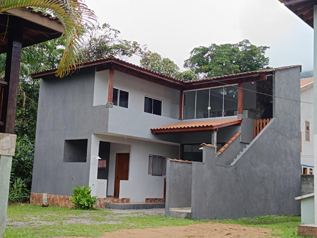 a rendering of a house with a courtyard at Casa de Praia in Ubatuba