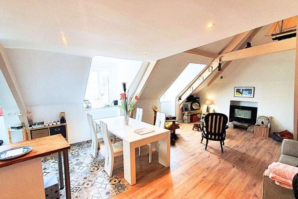 un salon avec une table à manger et un salon dans l'établissement Spacious cocoon near the sea, à Saint-Malo