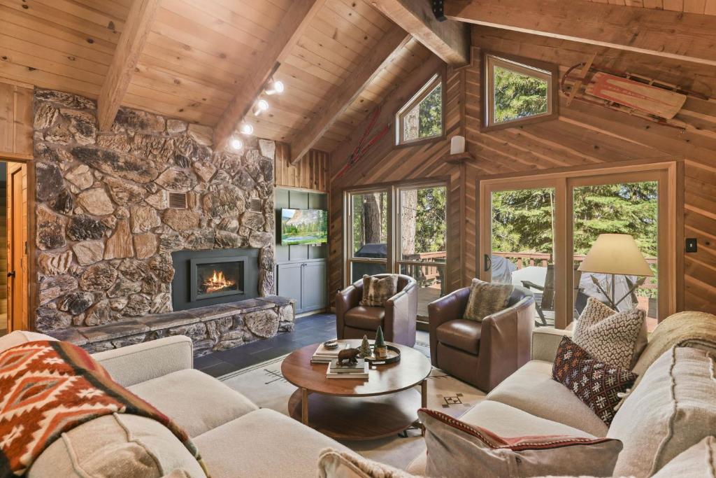Sleeping Bear Lodge Remodeled 3BR Cabin Fireplace Ski Shuttle Pet