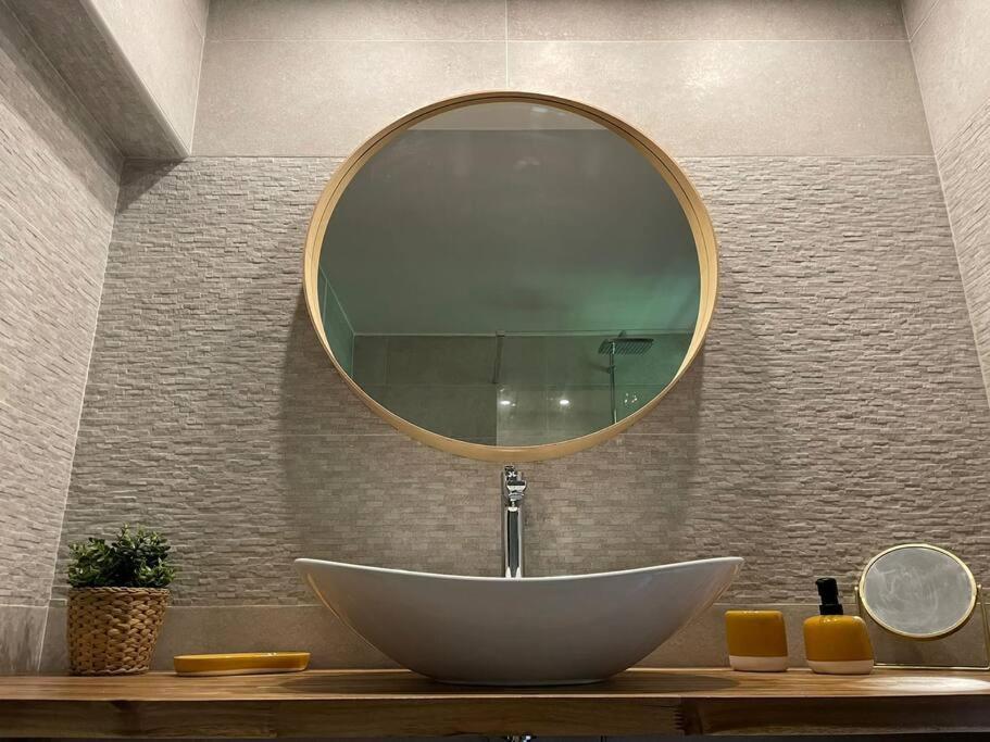 uma casa de banho com um lavatório e um espelho em KARUK'IDîLE-Appartement Vue Mer - Plage à 200m em Gourbeyre