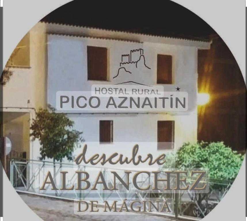 Hotel Rural Aznaitín في Albanchez de Úbeda: مبنى عليه لافته للفندق
