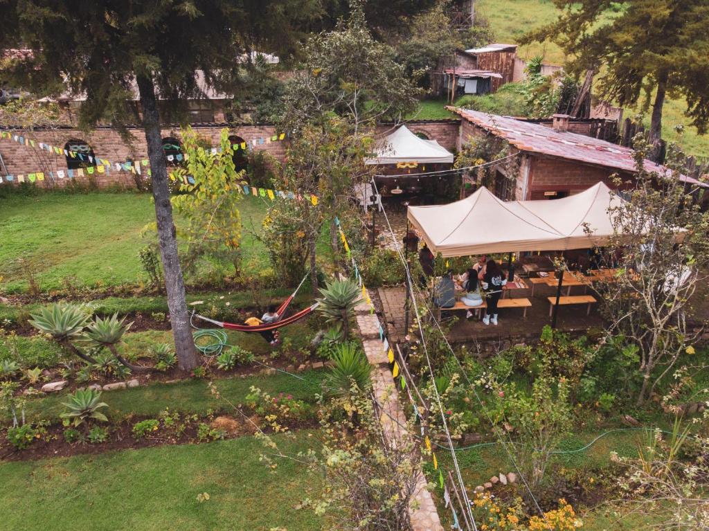una vista aerea di un resort con un'amaca in un giardino di Cabaña Kinti Yuraq en Kinti Wasi Hospedaje a Cajamarca