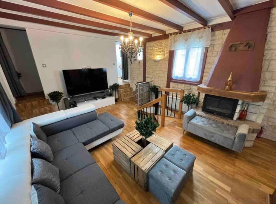 een woonkamer met een bank en een open haard bij V - Villa 2022 PARIS EXPO-3min metro-8 rooms-12 beds in Bagneux