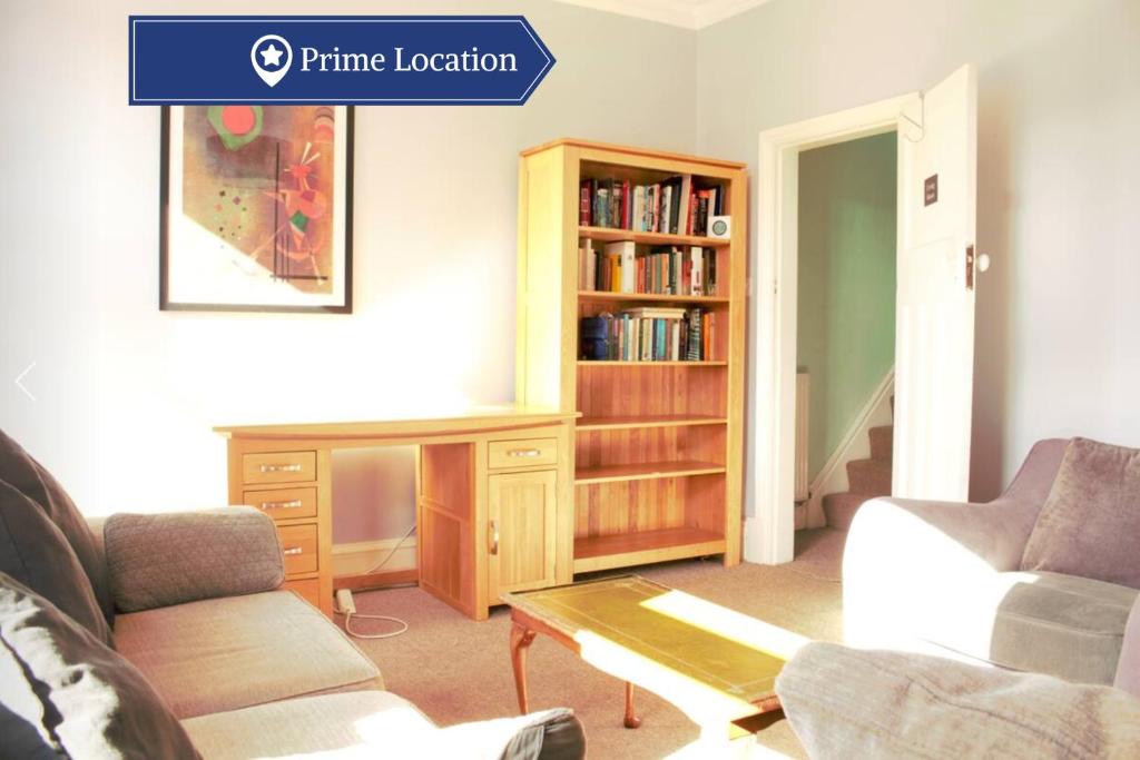 ein Wohnzimmer mit Sofa und Bücherregal in der Unterkunft Suite 3 - Trendy Private Room near City Centre in Manchester
