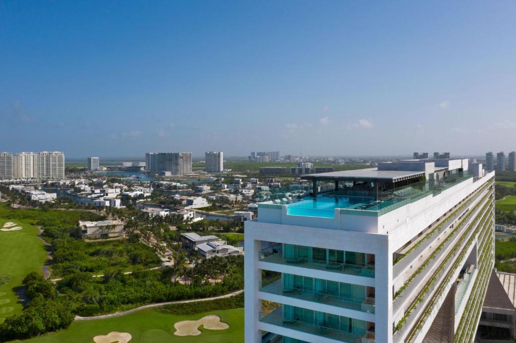 Nespecifikovaný výhled na destinaci Cancún nebo výhled na město při pohledu z rezortu