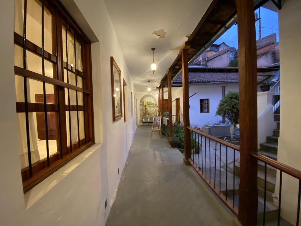 ein leerer Flur eines Hauses mit Fenstern in der Unterkunft Hotel Colonial - Casa Francisco in Quito