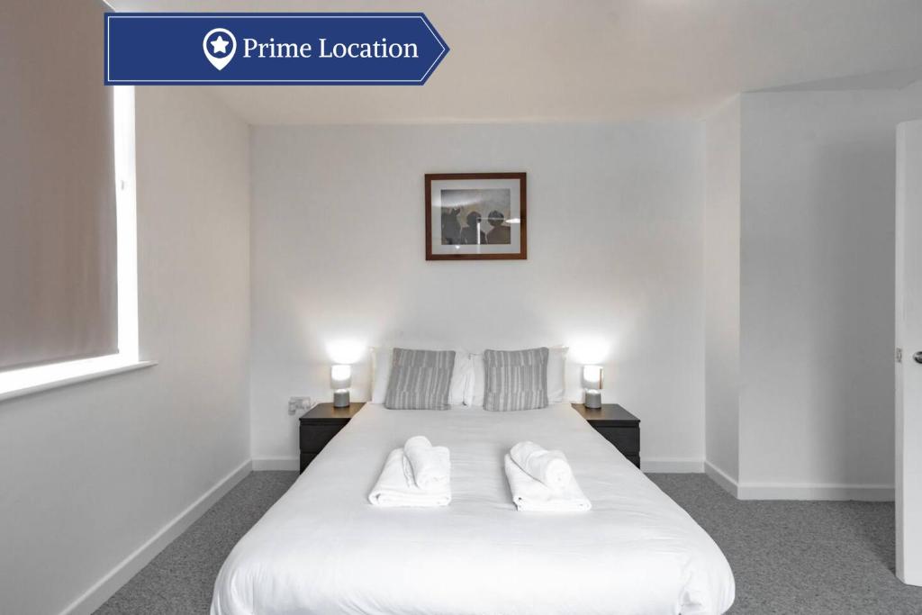Postel nebo postele na pokoji v ubytování Comfy 1BR Apartment with Great Amenities