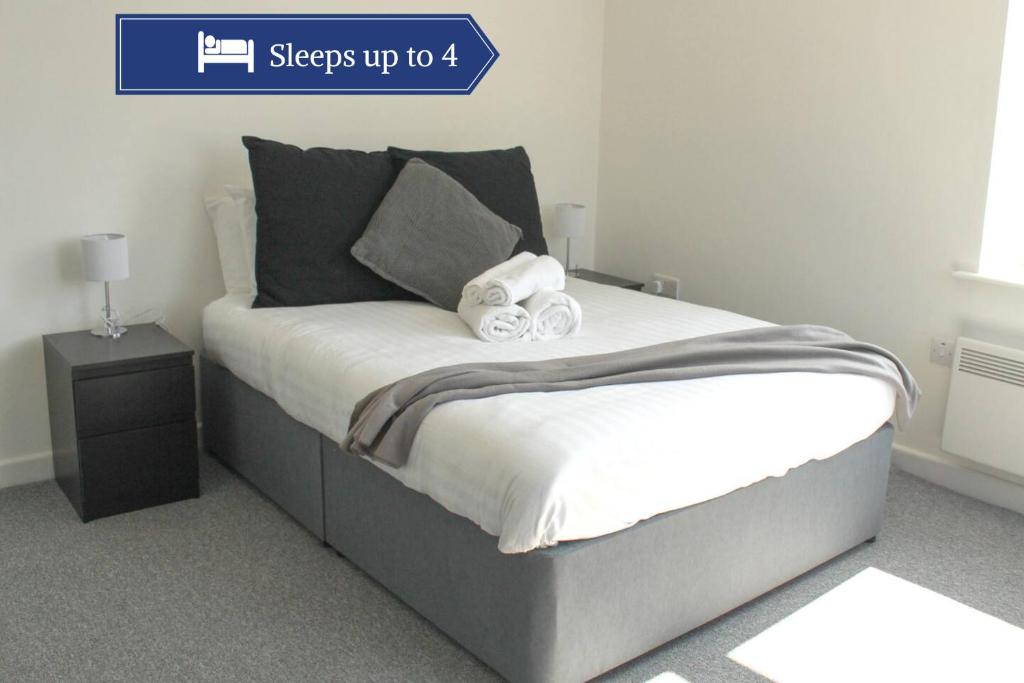 Una cama con toallas en un dormitorio en 1Bed Apartment in Heywood with Transport Links, en Heywood