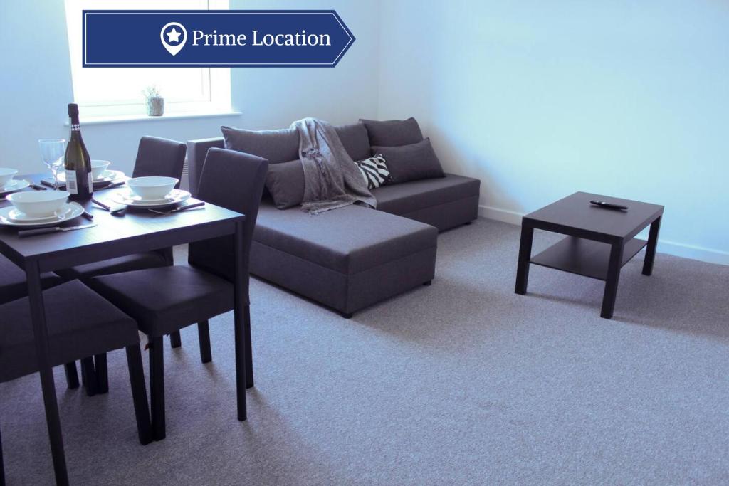 uma sala de estar com um sofá e uma mesa em Cosy 1Bed Apartment in Heywood with Free Parking em Heywood