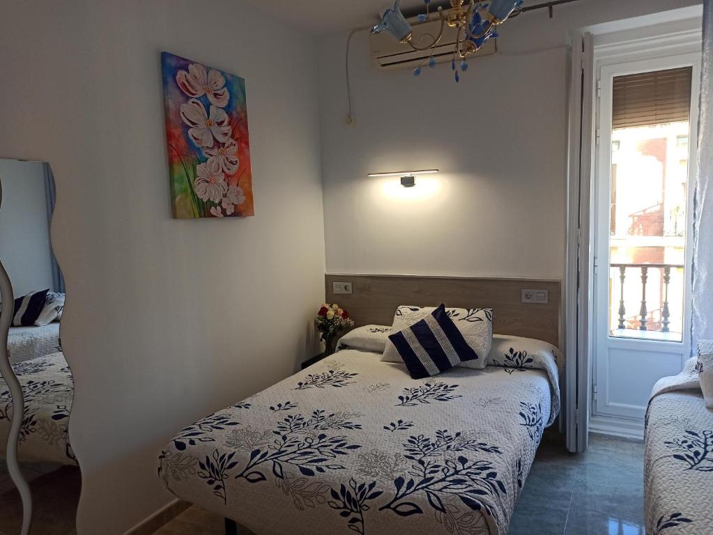 Postel nebo postele na pokoji v ubytování Hostal Huespedes Toledo